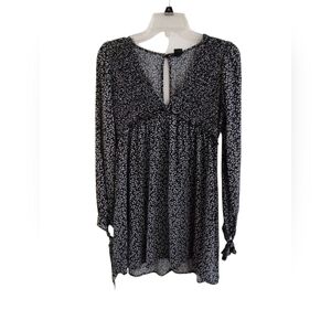 EUC Bohemian Black and White Floral Patterned V-neck Pullover Shirt